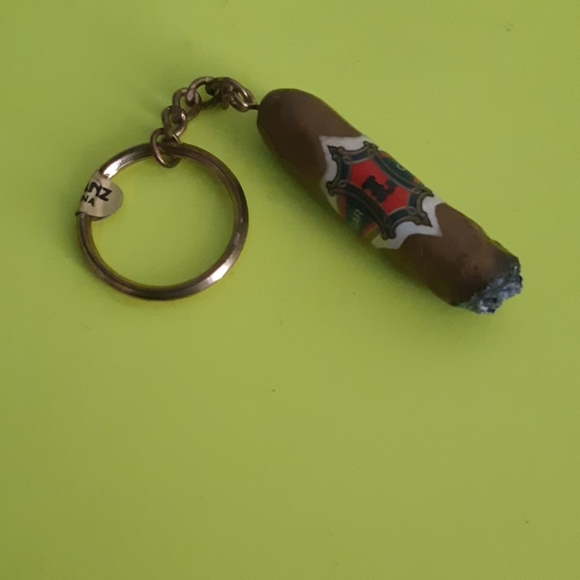 🥜Vtg cigar keychain by Ganz| 9/10🥜 - Picture 5 of 9